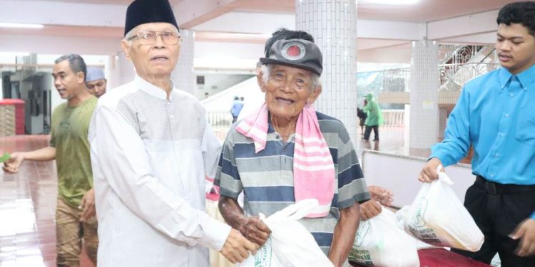 Ponpes Wali Barokah membagikan 828 paket sembako bagi warga kurang mampu di Kelurahan Burengan dan Banjaran. Foto: LINES.