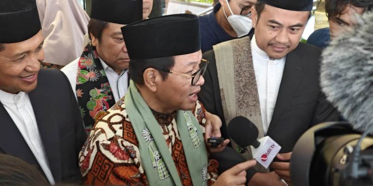 Gubernur DKI Jakarta, Pramono Anung, menghadiri acara santunan anak yatim yang digelar Yayasan Pondok Pesantren (Ponpes) Minhaajurrosyidin, Jakarta (22/3). Foto: LINES.