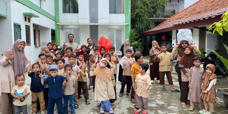 Melatih sikap gotong-royong dan kepedulian terhadap lingkungan, anggota siaga dan penggalang Pramuka SAKO SPN mengikuti kerja bakti. Foto: LINES.
