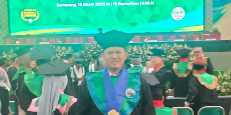 Sekretaris LDII Papua Tengah Niki Afidah Mukmin yang juga warga LDII Nabire menyelesaikan program pascasarjana Universitas Islam Sultan Agung (Unissula) Semarang. Foto: LINES.