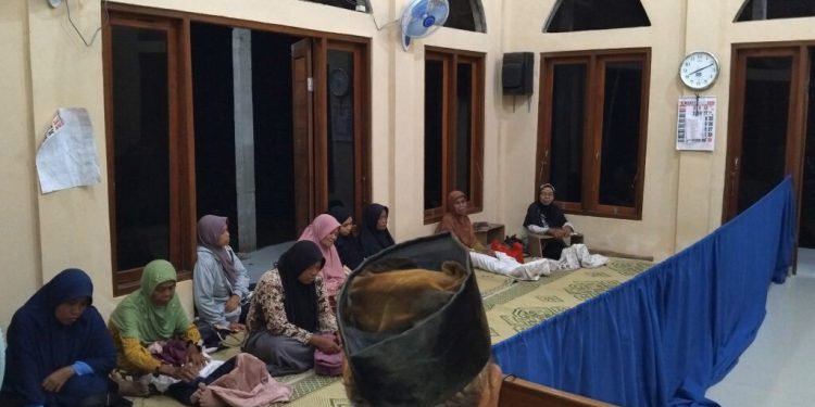 Warga LDII Kulwaru menghadiri Safari Tarawih yang digelar di Masjid Baitul Makmur, Kulwaru, Kapanewon Wates. Foto: LINES.