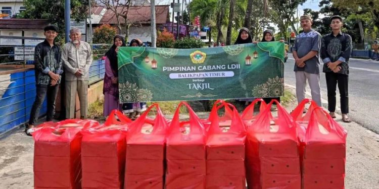 PC LDII Balikpapan Timur kembali menggelar aksi sosial berbagi takjil gratis kepada masyarakat yang melintas di area Jalan Mulawarman, Balikpapan, Kalimantan Timur. Foto: LINES.