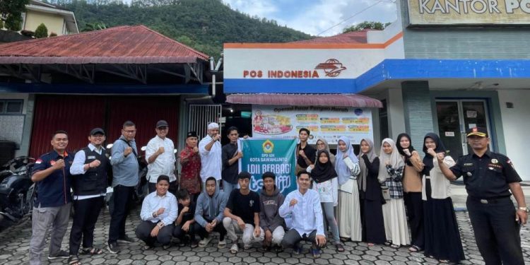 DPD LDII Kota Sawahlunto membagikan ratusan takjil di depan Kantor Pos, Kota Sawahlunto, Sumatera Barat. Foto: LINES.