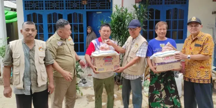 Pengurus DPD LDII Kota Bandar Lampung menyerahkan bantuan bagi korban banjir di Kecamatan Panjang, pada Selasa (22/4). Foto: LINES