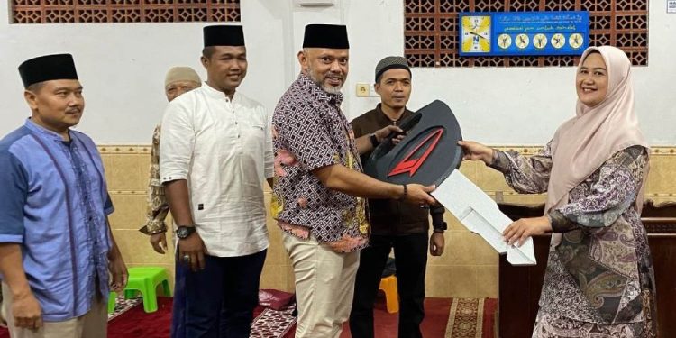 DPD LDII Kota Sawahlunto menerima bantuan hibah satu unit mobil ambulans dari Ketua DPRD Kota Sawahlunto Susi Haryati. Foto: LINES.