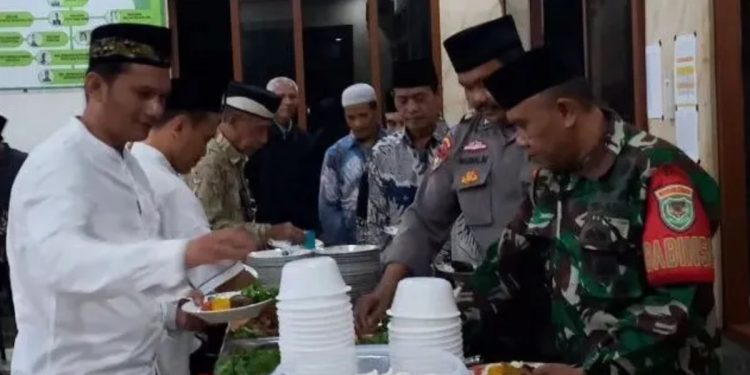 PAC LDII Kelurahan Banjaragung menghelat buka puasa bersama bertajuk kebersamaan dan santunan bagi para lansia. Foto: LINES