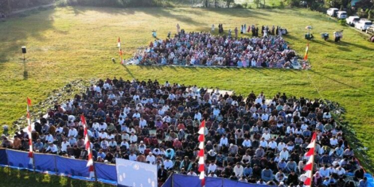 PC LDII Pedan menyelenggarakan Salat Idul Fitri 1 Syawal 1446 H di Lapangan Desa Sumber, Klaten, Jawa Tengah pada Senin (31/3). Foto: LINES.