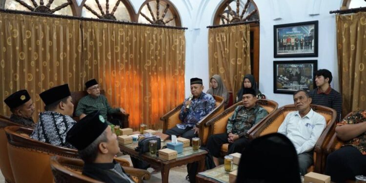 Ketua DPP LDII Bidang Pendidikan Umum dan Pelatihan (PUP), Basseng Muin survei kelembagaan pesantren di Ponpes Al Ubaidah, Nganjuk, Jawa Timur. Foto: LINES.