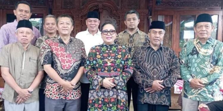 Bupati Gunungkidul, Endah Subekti Kuntariningsih, menggelar acara open house rayakan Idul Fitri 1446 Hijriah di kediamannya di Padukuhan Gebluk, Gunung Kidul. Foto: LINES.