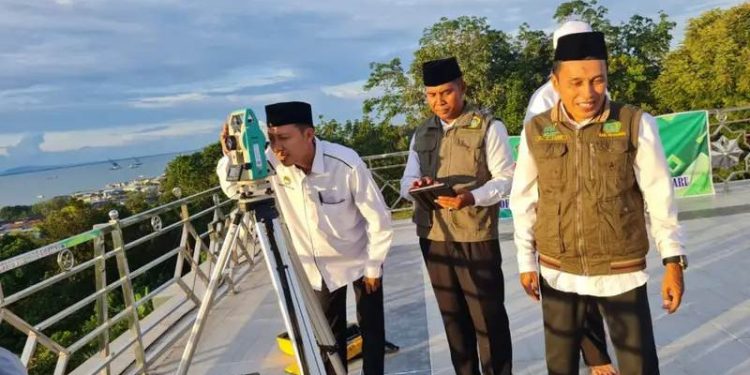 Tim Rukyatul Hilal DPW LDII Kalimantan Selatan dari kabupaten Tanah Laut, Tanah Bumbu dan Kotabaru melakukan pengamatan hilal. Foto: LINES.