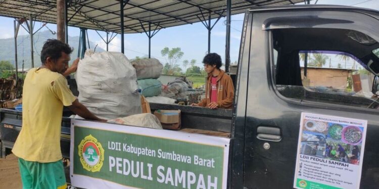 DPD LDII Kabupaten Sumbawa Barat melalui bagian Litbang, IPTEK, Sumber Daya Alam, dan Lingkungan Hidup (LISDAL) membuat program pengelolaan sampah. Foto: LINES.