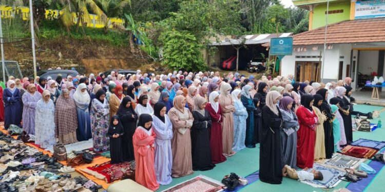 DPD LDII Kabupaten Kotabaru khusus bagian Pulaulaut menggelar Salat Idul Fitri pada Senin (31/03) di halaman Masjid Attaqwa Desa Sebelimbingan, Pulaulaut Utara. Foto: LINES.