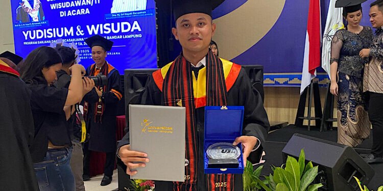 Warga LDII Lampung menjadi wisudawan terbaik Universitas Bandar Lampung. Foto: LINES.