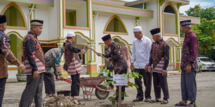 Kepala Kantor Kemenag Rokan Hulu H. Zulkifli Syarif saat penanaman pohon matoa di lingkungan Masjid Baitul Atiq, Desa Sukadamai Kecamatan Ujungbatu, Rokan Hulu, Riau. Foto: LINES