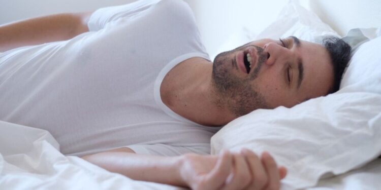 Mendengkur atau ngorok saat tidur sering kali dianggap gangguan kecil yang tidak berbahaya. Foto: LINES