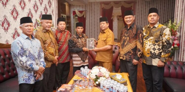 Menjelang pelaksanaan Rapat Koordinasi Wilayah (Rakorwil) LDII Riau Zona Rokan Hulu, jajaran Pengurus Harian DPD LDII Rokan Hulu bersama DPW LDII Riau menggelar audiensi dan silaturahim dengan Wakil Bupati Rokan Hulu, Syafaruddin Poti, di rumah dinasnya pada Selasa (20/5). Foto: LINES