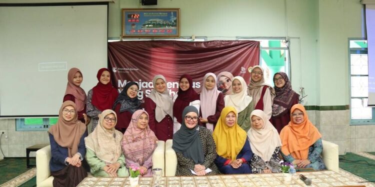 Remaja putri hadir di seminar keputrian "Menjadi Generasi yang Sholihah", yang digelar DPD LDII Kota Cimahi melalui Bagian Pemberdayaan Perempuan dan Kesejahteraan Keluarga (PPKK). Foto: LINES.