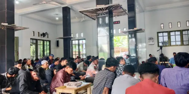 Pengajian umum LDII Tala menyampaikan materi bijak bermedia sosial. Foto: LINES.