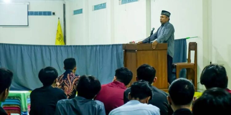 Puluhan remaja LDII Tamantirto, Bantul, mengikuti pelatihan pemulasaran jenazah dalam kegiatan pengajian semalam suntuk di Masjid Al Barokah, Gonjen, Tamantirto. Foto: LINES.