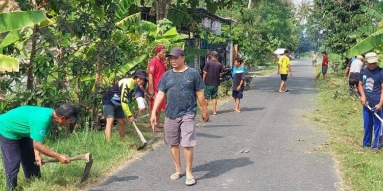 Warga LDII bersama masyarakat umum RT 05, Pandak, Wijirejo, Bantul, kembali menggelar kerja bakti membersihkan lingkungan. Foto: LINES.