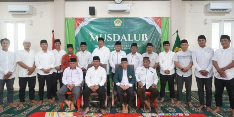 Ketua DPW LDII Kalimantan Utara H.Jaet Ahmad Fatoni, S.H mengukuhkan dan melantik kepengurusan DPD LDII Kota Tarakan periode 2025-2027. Foto: LINES.