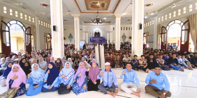 Sebanyak 500 generasi penerus (generus) LDII Riau Zona Timur menghadiri kegiatan bertajuk "Membangun Kemandirian melalui 29 Karakter Luhur", yang diselenggarakan pada Minggu (25/5), bertempat di Pondok Pesantren Nur Haq, Airmolek. Foto: LINES