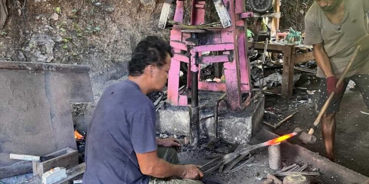 Perajin Pandai Besi Majene. Foto: LINES.