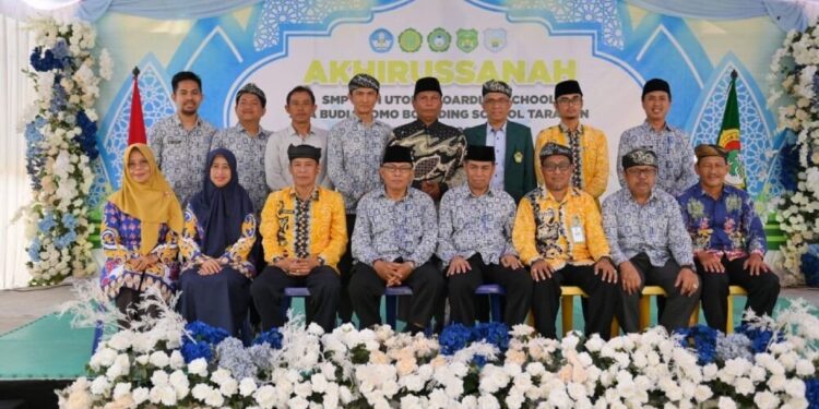 Dinas Pendidikan Kota Tarakan dan Ketua DPW LDII Kalimantan Utara menghadiri wisuda SMP-SMA Budi Utomo Boarding School Tarakan. Foto: LINES.