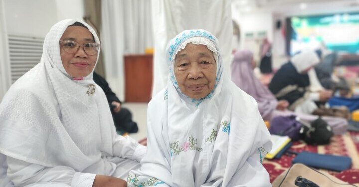 Sumiati, jemaah haji tertua asal Bontang bersama anaknya yang juga warga LDII Bontang. Foto: LINES.