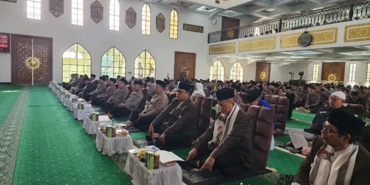 Menjelang peringatan Hari Bhayangkara ke-79 yang jatuh pada 1 Juli 2025, Kepolisian Daerah (Polda) Jawa Timur menggelar zikir dan doa bersama di Masjid Arif Nurul Huda, Mapolda Jatim, Kamis (26/6). Foto: LINES