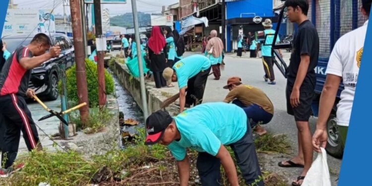 DPD LDII Kabupaten Poso mengadakan kerja bakti di sekitar Taman RTH dan Jalan Irian Jaya. Foto: LINES.