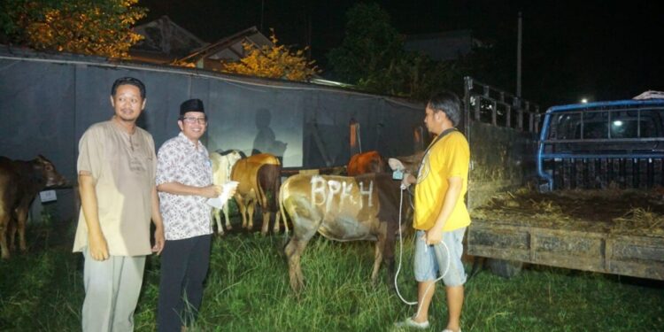 McDonald's Indonesia dan BPKH menyerahkan kurban di Ponpes Minhaajurrosyidin, Jaktim. Foto: LINES.