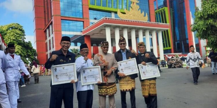 DPD LDII Kota Bandar Lampung menerima penghargaan dari pemerintah kota atas kontribusinya. Foto: LINES.