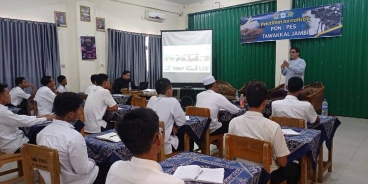 Pimpinan Ponpes Tawakkal Jambi bekerja sama dengan Biro Komunikasi, Informasi, dan Media (KIM) DPW LDII Provinsi Jambi menggelar pelatihan jurnalistik di Sekolah Tri Sukses Boarding School Jambi. Foto: LINES.