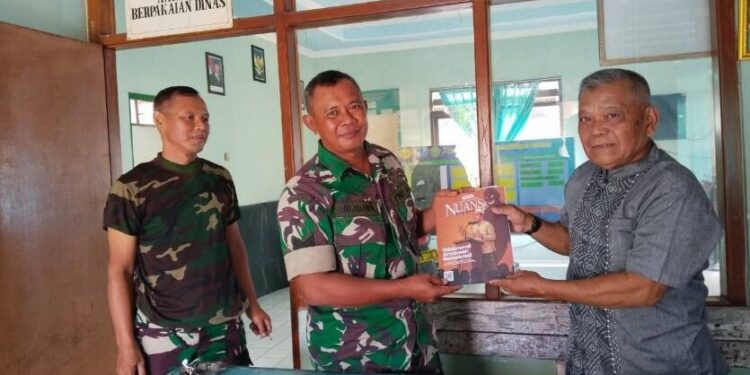 LDII Kapanewon Sanden, Kabupaten Bantul memberi Danramil majalah Nuansa Persada sebagai jalinan komunikasi dan silaturrahim. Foto: LINES.