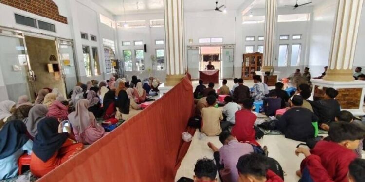 PC LDII Kecamatan Sitiung mengisi hari libur nasional dengan pengajian bagi para remaja di Masjid Al-Manshurin, Kecamatan Sitiung, Dharmasraya. Foto: LINES.
