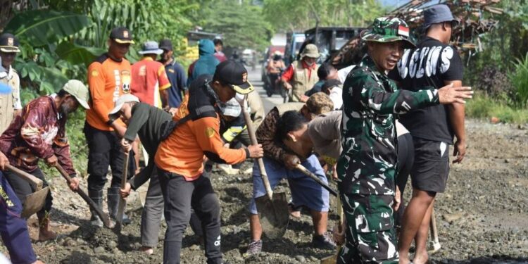 Polsek Lamasi bekerja sama dengan PC LDII Lamasi, Kab.Luwu dan Senkom Mitra Polri dan menggelar kerja bakti bertajuk “Kerja Bakti Religi” sambut HUT Bhayangkara ke 79. Foto: LINES.
