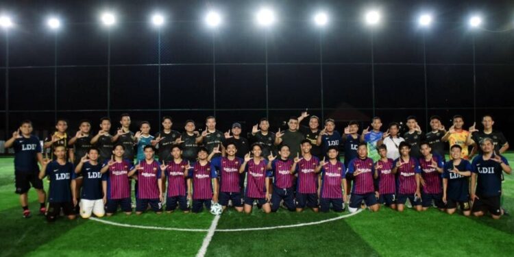 Tim sepak bola DPW LDII Sulawesi Selatan melakukan pertandingan persahabatan bersama tim sepak bola Ster Kodam XIV/Hasanuddin FC untuk menjalin sinergi. Foto: LINES.