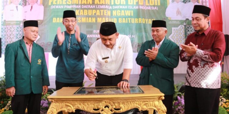 Bupati Ngawi H. Ony Anwar Harsono menandatangani prasasti peresmian gedung Kantor DPD LDII Ngawi dan Masjid Baiturroyan pada Sabtu (24/5). FOto: LINES