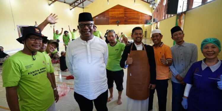 Bupati Mimika Johannes Rettob, hadir langsung di tengah masyarakat untuk memantau pelaksanaan Salat Idul Adha dan penyembelihan hewan kurban oleh Lembaga Dakwah Islam Indonesia (LDII) Kabupaten Mimika, Jumat (6/6/2025). Foto: LINES