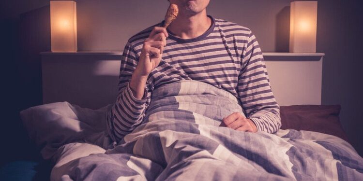 Makan sebelum tidur. Ilustrasi: LINES