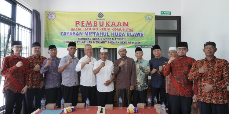 Balai Latihan Kerja Komunitas (BLKK) Miftahul Huda, Kediri, Jawa Timur, bekerja sama dengan Ponpes Wali Barokah, Kota Kediri menghelat pembukaan pelatihan menjahit, pada Rabu (18/6). Foto: LINES