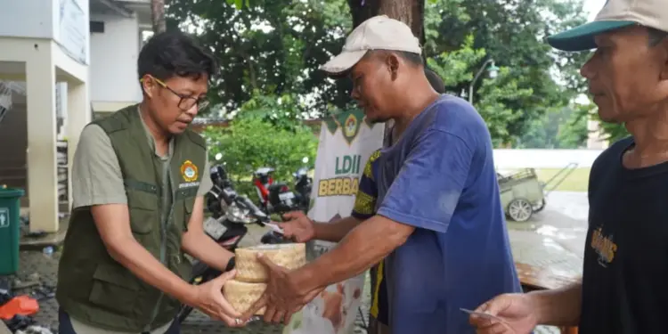 DPD LDII Kota Depok membagikan daging kurban menggunakan besek, wadah tradisional dari anyaman bambu yang ramah lingkungan. Pembagian daging kurban dilaksanakan pada Jumat (6/6) di depan kantor DPD LDII Kota Depok. Foto: LINES