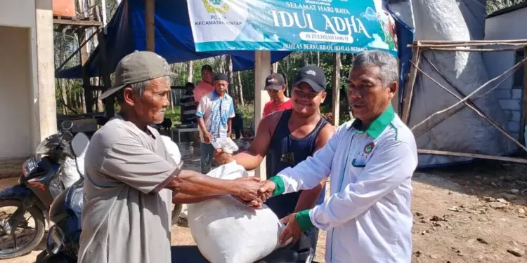 warga Lembaga Dakwah Islam Indonesia (LDII) Kabupaten Tanah Laut (Tala) Kalimantan Selatan (Kalsel) melaksanakan pemotongan hewan kurban serentak di 14 titik lokasi. Foto: LINES