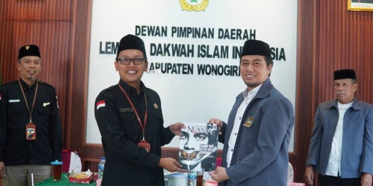 Bawaslu Wonogiri berpose bersama saat penyerahan cinderamata majalah Nuansa Persada dari LDII Wonogiri. Foto: LINES.