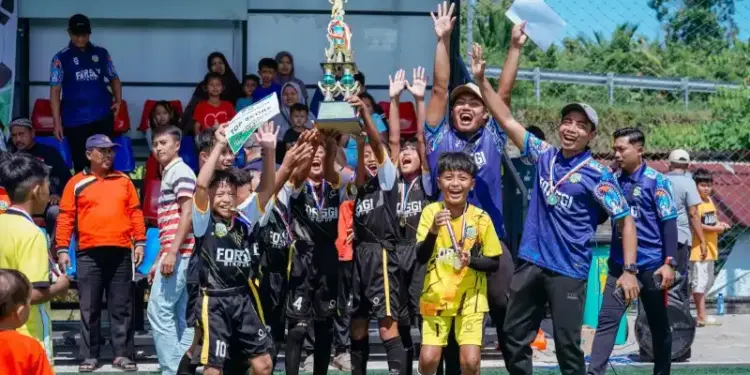 Forum Sepak Bola Generasi Indonesia (FORSGI) Kabupaten Ketapang Kalimantan Barat menggelar turnamen sepak bola usia dini kategori U-10 dan U-12 pada Sabtu (12/7). Foto: LINES