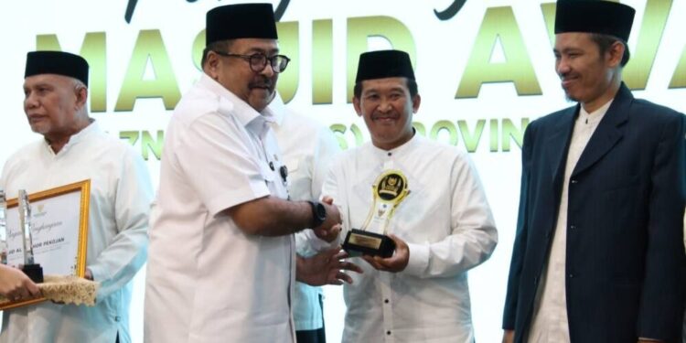 Wagub Rano Karno menyerahkan penghargaan Masjid Ramah Pemuda pada DKM Baitul Fattah Cilandak. Foto: LINES.