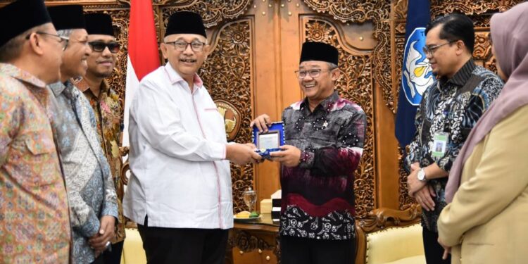 Ketua Umum DPP LDII KH Chriswanto Santoso dan jajaran pengurus berkunjung ke Mendikdasmen RI Abdul Mu'ti di Jakarta. Foto: LINES.