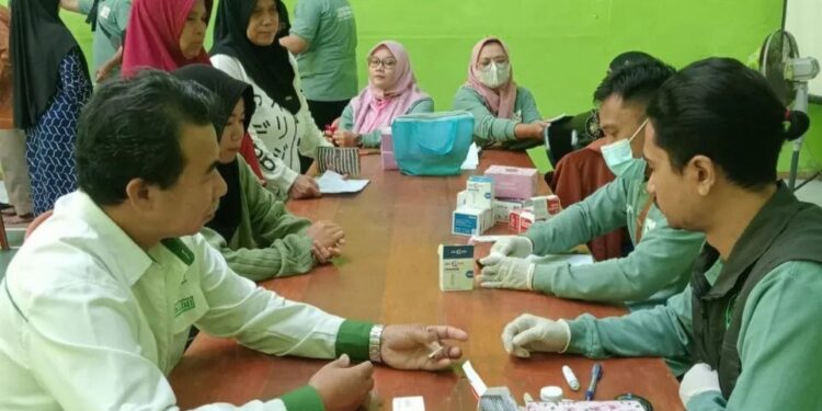 DPD LDII Kabupaten Sumedang bekerja sama dengan Dinas Kesehatan Kabupaten Sumedang menggelar kegiatan Cek Kesehatan Gratis (CKG) bagi masyarakat. Foto: LINES