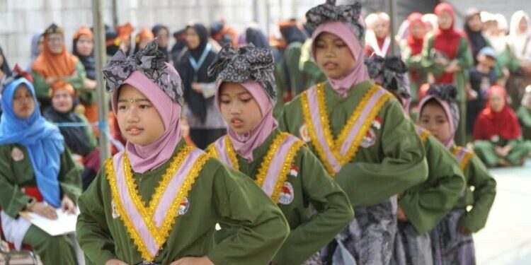 Pengurus Kabupaten Perguruan Silat Nasional (Persinas) ASAD Kota Depok menggelar kegiatan Pasanggiri Silat di halaman Masjid Bairurrohmat. Foto: LINES.